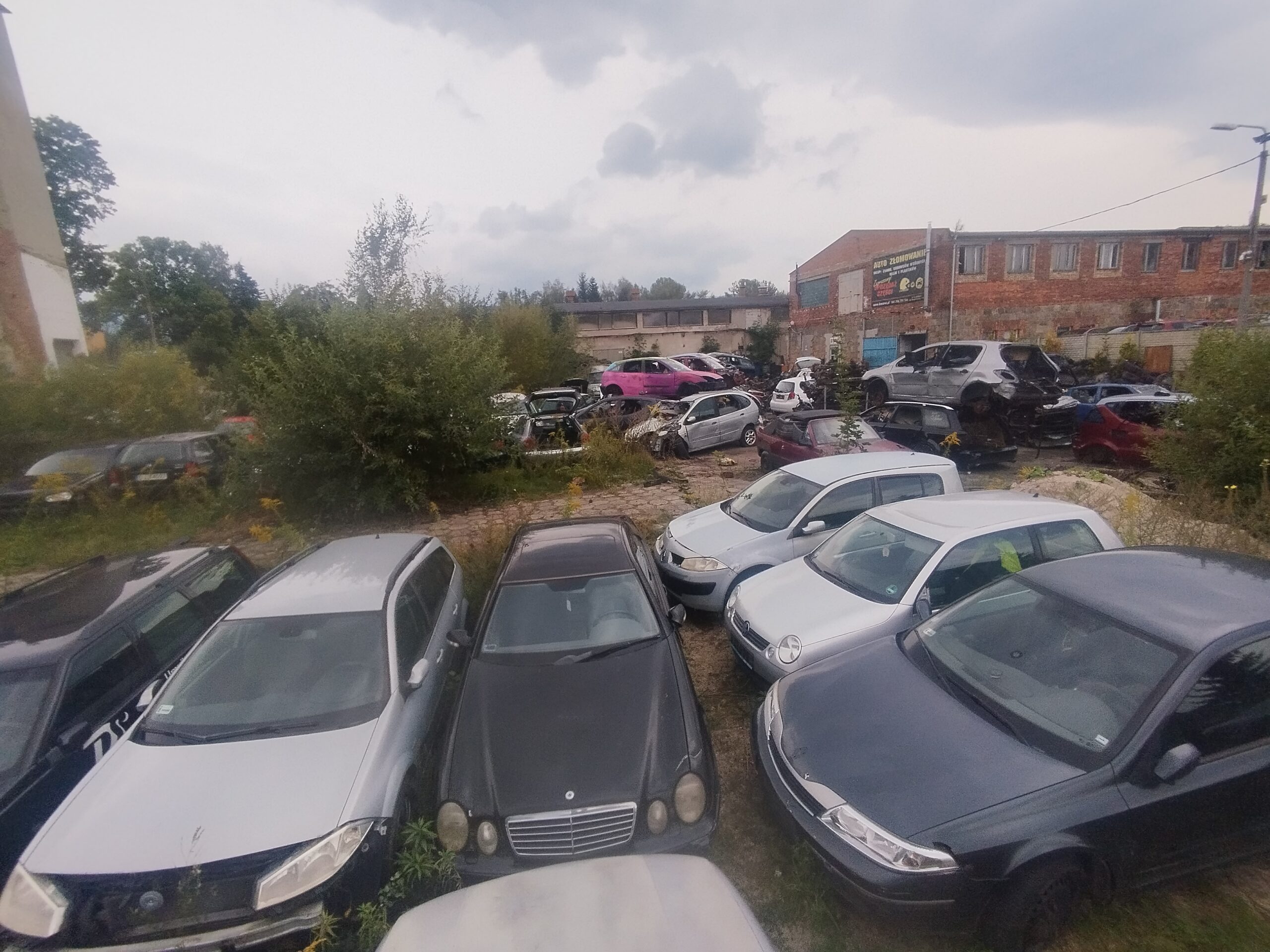 Plac główny złomowiska KM Złom Koneser – skup aut, kasacja pojazdów – Karpacz, Mysłakowice